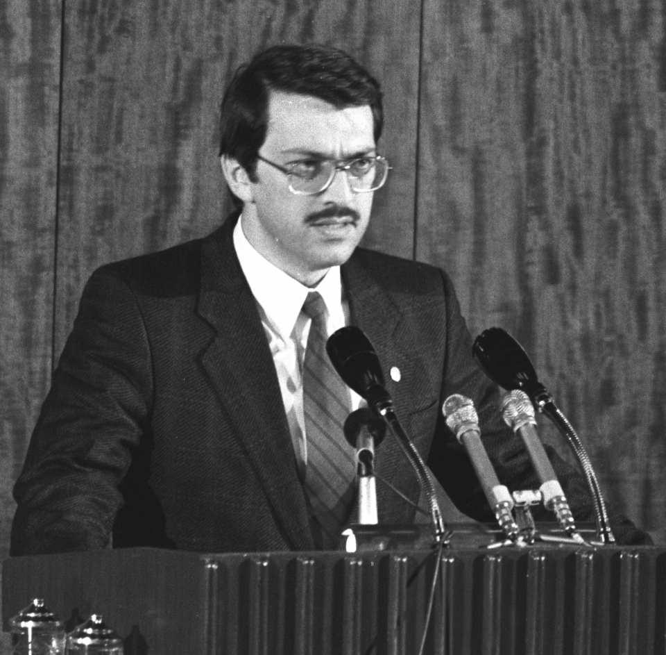 <p>Türk siyaset tarihinde bakanlık, başbakan yardımcılığı ve başbakanlık görevlerini üstlenen Mesut Yılmaz'ın hayatını kaybetmesinin üzerinden bir yıl geçti.<br />
<br />
<strong>Fotoğraf: 24 Kasım 1983'te TBMM 17. Dönem ANAP Rize Milletvekili Yılmaz yemin etti. (Arşiv)</strong></p>

