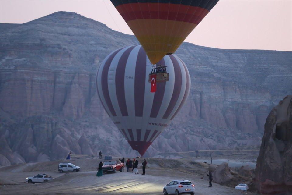 <p>Yerli ve yabancı turistlerin manzarayı gökyüzünden izlemelerine imkan sunan balonlar, hazırlıkların ardından Göreme beldesi ve Çavuşin köyünden peş peşe gökyüzüne yükseldi.</p>

<p> </p>
