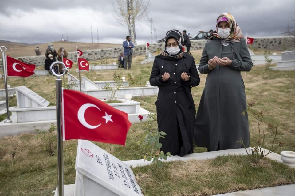 <p>İl Müftüsü Şahin Yıldırım'ın dua ettiği program, saygı ateşi ve katılımcıların mezarlara karanfil bırakmasıyla sona erdi.</p>

<p> </p>
