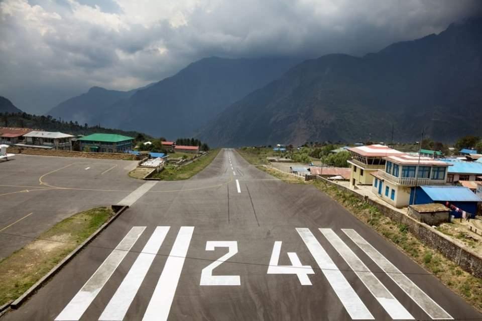 <p><strong>LUKLA, NEPAL</strong><br />
<br />
Çevresindeki dağlar, kuvvetli rüzgar ve kısa pistiyle Lukla, dünyanın en tehlikeli havalimanı denince ilk sıralarda anılıyor.</p>
<p>Everest’e açılan kapı olarak görülen havalimanının pisti uçurumun kenarına kurulurken, pistin sonu 526 metrelik bir boşluğa uzanıyor.</p>