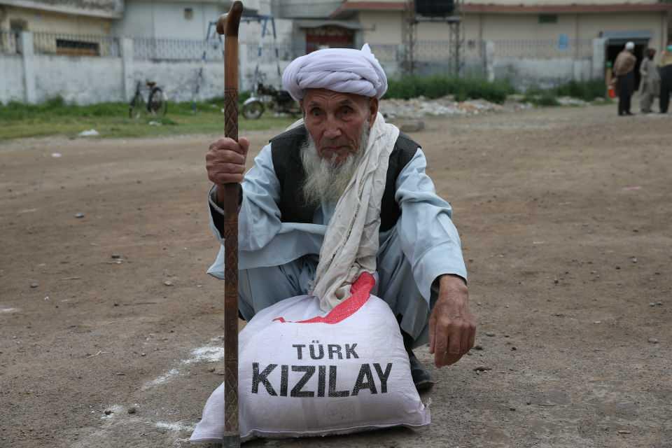 <p>Nisan 2021'de Türk Kızılay, Pakistan'ın Hayber Pahtunhva eyaletinde 500 Türkmen aileye ramazan gıda paketi yardımında bulunmuştu. (Arşiv)</p>