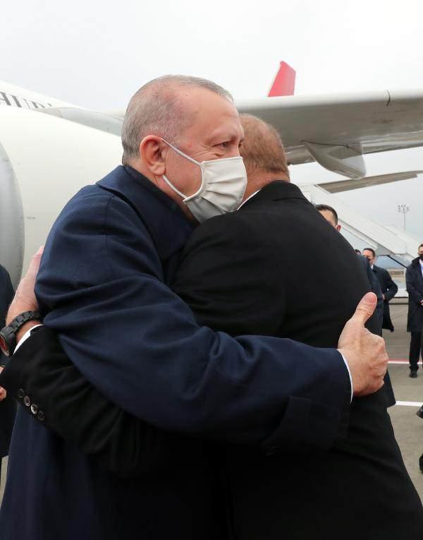 <p>Cumhurbaşkanı Erdoğan'ın bulunduğu uçak, Azerbaycan'ın işgalden kurtardığı Karabağ'da inşa ettiği ilk havalimanı olan Fuzuli Uluslararası Havalimanı'na iniş yaptı.</p>
