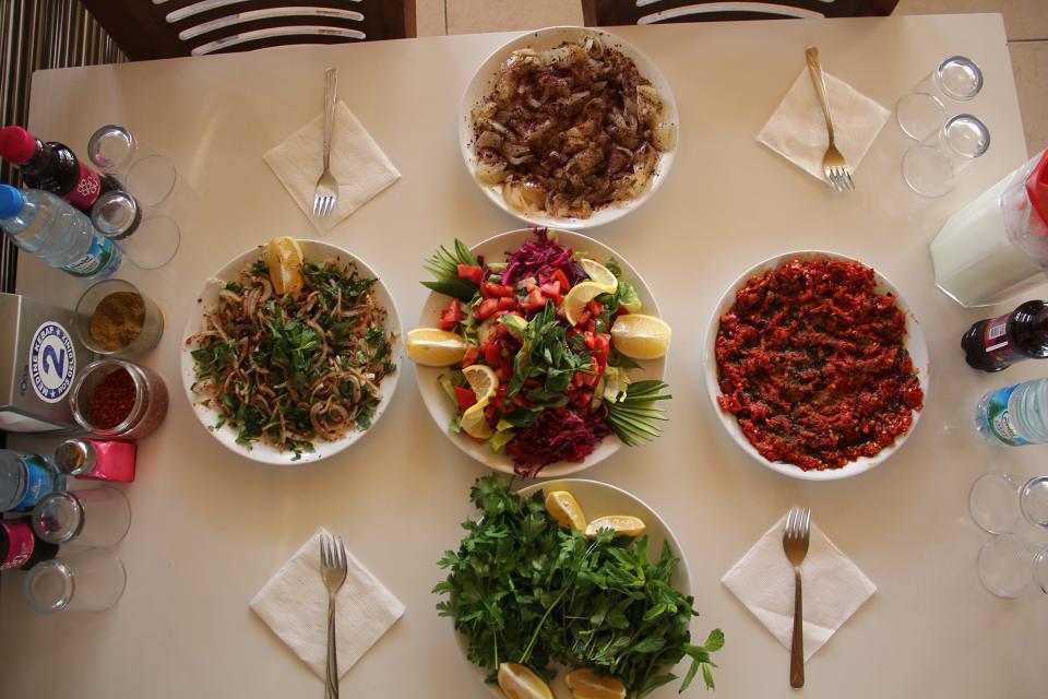 <p>Yaklaşık çeyrek asırdır ilçede ciğer ustalığı yapan Mustafa Akın, Kırıkhan'da yapılan ciğer kebabında kuzu ciğerinin kullanıldığını söyledi.</p>

<p> </p>
