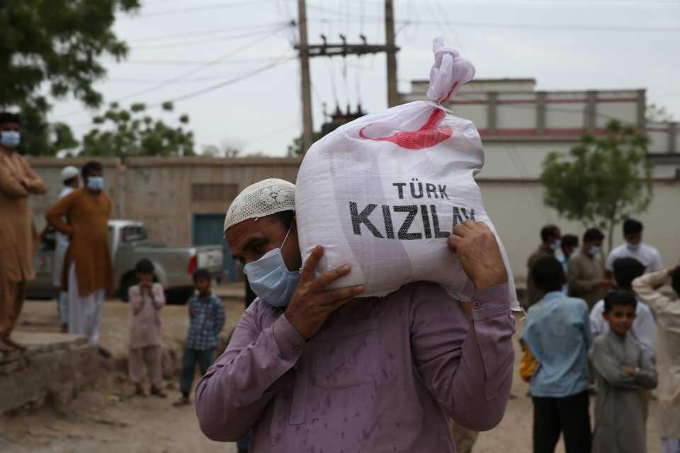 <p>20 Nisan 2021'de Türk Kızılay, Pakistan’ın Pencap eyaletinde 200 aileye ramazan gıda paketi yardımında bulunmuştu. (Arşiv)</p>