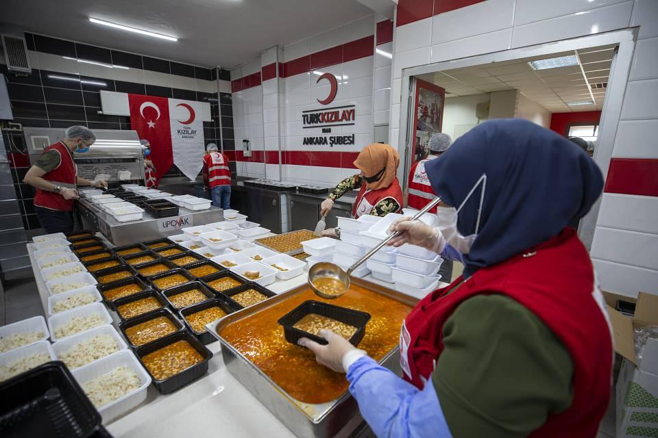 <p>Kızılay'ın Ankara Şubesi Aşevi aracılığıyla koronavirüs tedbirlerine uygun olarak yemek dağıtımına devam ediyor. (Arşiv)</p>