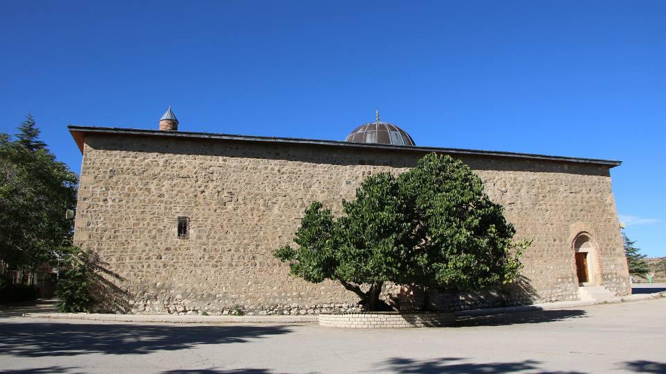 <p> Yerli ve yabancı turistler gelip etrafında hem oturup hem fotoğraf çekiyor hem de ağaç korunmuş oluyor. Nerden bakarsanız 3 asırlık bir dut ağacı diye rivayet edilir" dedi.</p>
