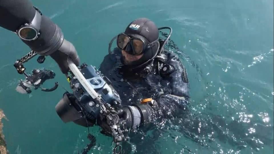 <p>Derneğin bölgeye ilgisinin çok önemli olduğunu belirten Akkuş, "Çekilen fotoğraflar ve görüntüler Van Gölü’nün tanıtılmasında ve dalış turizminin canlandırılması için çok önemli. Umarız ilerleyen günlerde Van Gölü’nün etrafında onlarca dalış okulu açılacak ve gençlerinin görev aldığı dalış rehberleri yetiştirilecektir. 4 gün süren İnköy, Altınsaç ve Adilcevaz açıklarında yer alan mikrobiyalit alanları, Rus batığı olmak üzere Van Gölü’nün çeşitli bölgelerinde aralıksız dalışlar yapıldı” diye konuştu.</p>

<p> </p>
