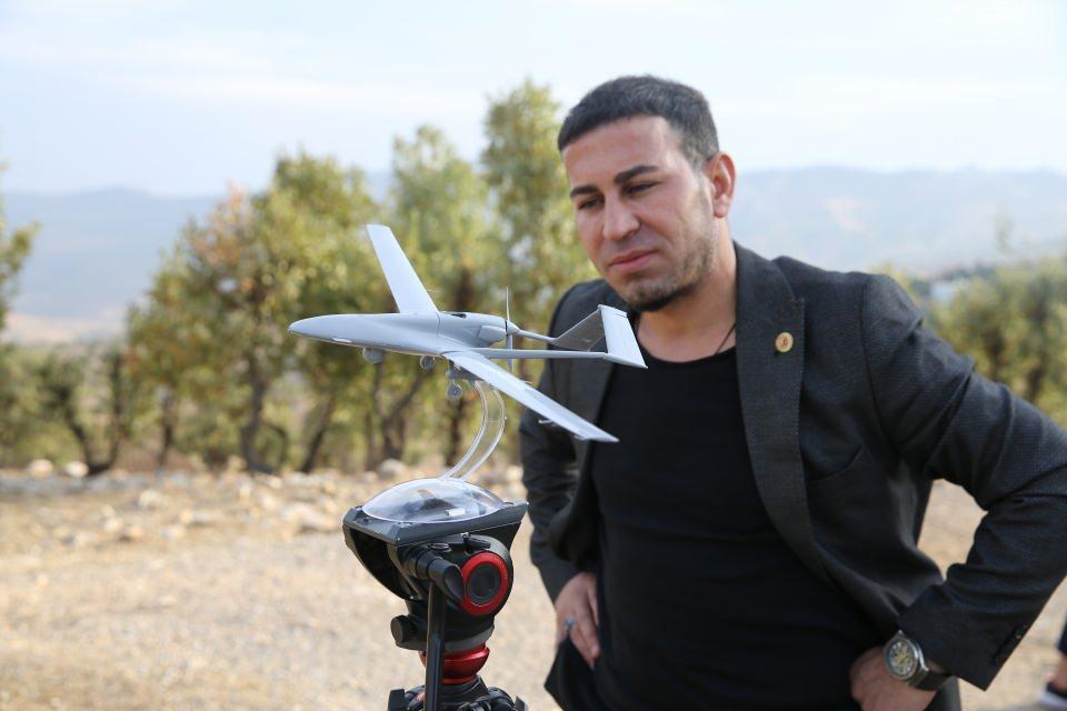 <div>Vural, "Sağ olsunlar, var olsunlar. Babalarımız her zaman anlatıyordu, İHA’ların burada nasıl uçtuğunu. Şu an biz de uygulamalı olarak uçak yaptık. Bu güzel anıyı evimizin güzel bir köşesinde saklayacağız." dedi.</div>
<div> </div>