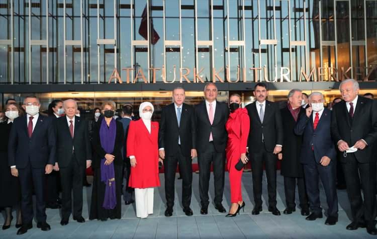 <p>Yenilenen Atatürk Kültür Merkez, Cumhuriyet'in 98'inci yaş gününde yeniden hizmete açıldı. Cumhurbaşkanı Recep Tayyip Erdoğan'ın katıldığı törenle açılışı yapılan AKM'de13 yıl sonra Sinan Operası ile ilk konser gerçekleşecek. </p>
