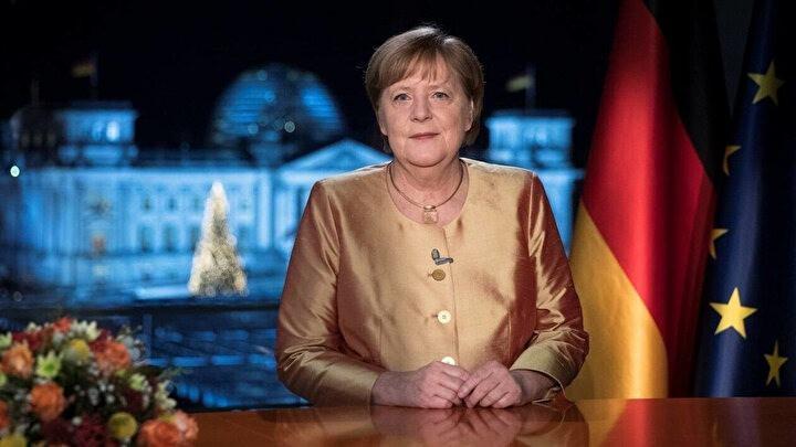 <p>Bugüne her renkten sayısız model ceket giydi. Bild'de yer alan habere göre Merkel, 16 yılın ardından bu ceketlerin kullanılmış kıyafetler koleksiyonuna düzenli olarak ekleneceğini açıkladı.<br />
 </p>

