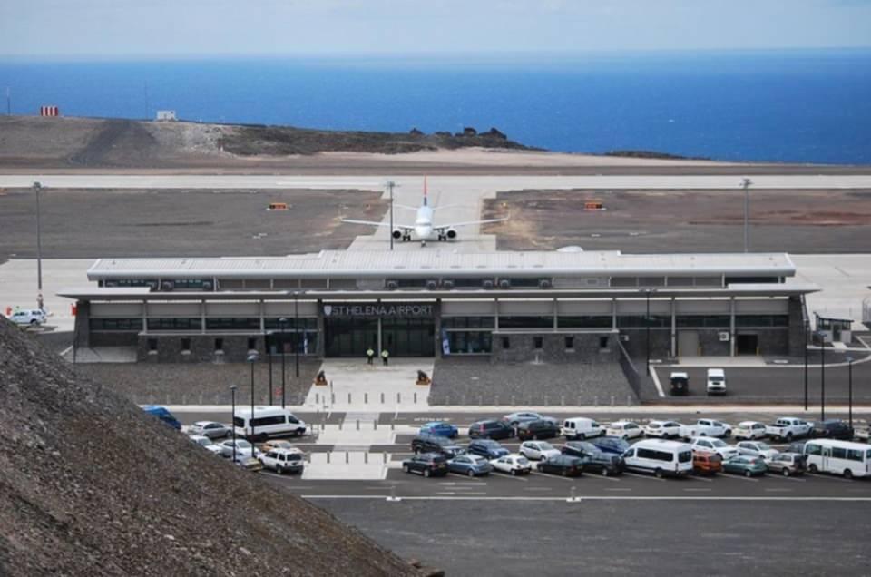 <p><strong>ST.HELENA</strong><br />
<br />
Güney Atlantik Okyanusu'ndaki uzak bir ada olan Saint Helena’da, İngiliz Denizaşırı Toprakları'nda bulunan uluslararası havalimanı, ünlü rüzgarlarıyla tanınıyor.</p>

<p>Uçurumun kenarına inşa edilen havalimanına inen uçakların, piste değmeden önce sert bir rüzgar yiyerek sarsıldığı havalimanı buna rağmen çok güzel bir manzarayı yolculara sunuyor.</p>
