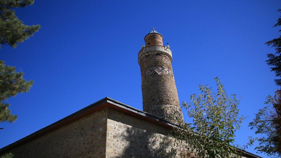 <p>Cami bahçesinde sadece dut ağacının olduğuna dikkat çeken Harput Mahalle Muhtarı Zülküf Demirpolat, "Ulu Cami'nin kıbleye bakan dış tarafta efsaneye göre ve yaşlılarımız da anlatır, mübarek gecelerde daha önceki yıllarda ağacın secde ettiği rivayet edilir. </p>

<p> </p>
