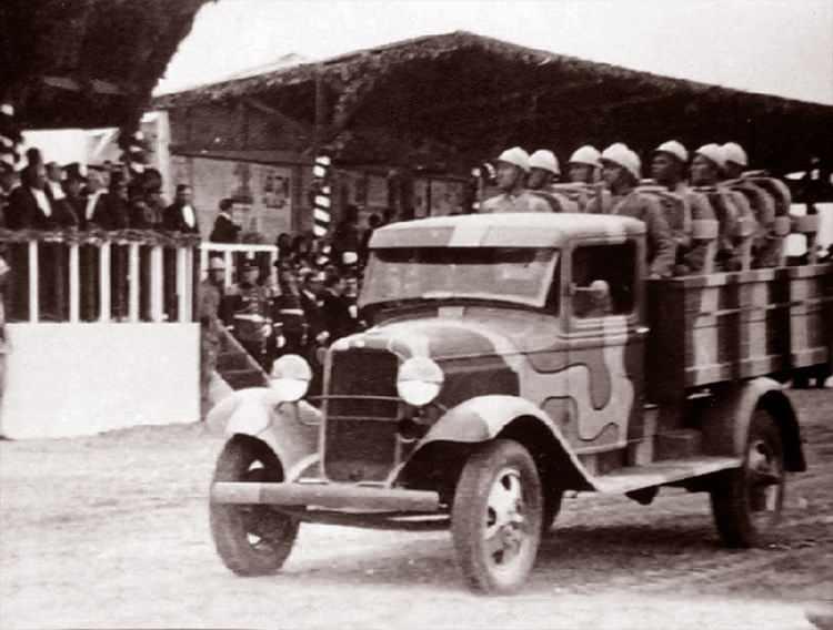 <p><strong> "Yaşasın Cumhuriyet" sesleri ve alkışlarla karşılandı</strong></p>

<p>Mustafa Kemal Paşa o gece İsmet Paşa ile 1921 Anayasası'nın bazı maddelerini değiştiren kanun tasarısını hazırladı.<br />
<br />
<strong>Fotoğraf: 29 Ekim 1933'de Mustafa Kemal Atatürk, 29 Ekim Cumhuriyet Bayramı Kutlamalarında. (Arşiv)</strong></p>
