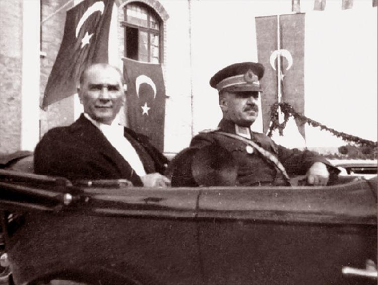 <p><strong>"Yarın Cumhuriyet ilan edeceğiz"</strong></p>

<p>Mustafa Kemal Paşa, 28 Ekim 1923 akşamına kadar hükümetin kurulamaması üzerine Çankaya Köşkü'nde arkadaşları için Latife Hanım'a bir sofra hazırlattı.<br />
<br />
<strong>Fotoğraf: 29 Ekim 1933'de Mustafa Kemal Atatürk, 29 Ekim Cumhuriyet Bayramı Kutlamalarında. (Arşiv)</strong></p>
