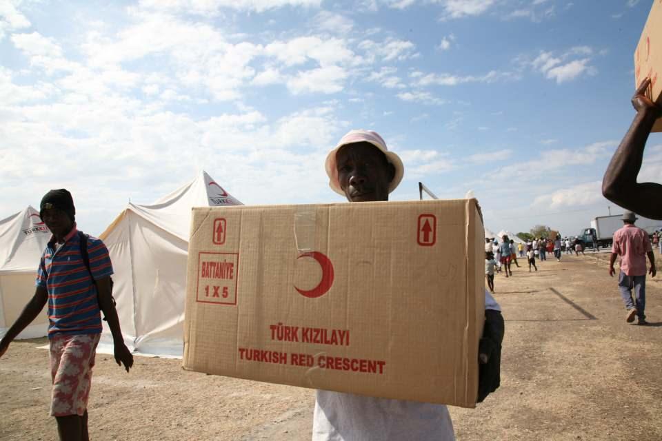 <p>Şubat 2010'da Kızılay tarafından Haiti depremi sonrası kurulan çadırlarda kalan depremzedelerin ihtiyaçlarını karşılamak üzere yardım kolileri dağıtılmıştı. (Arşiv)</p>