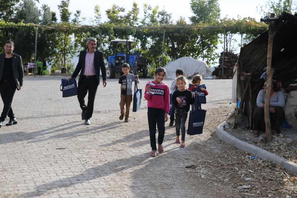 <div><strong>"İHA ve SİHA'lar sayesinde daha güvenli bir ortamdayız"</strong></div>
<div> </div>
<div>Akçay köyü muhtarı Yılmaz, AA muhabirine, Selçuk Bayraktar'ın gönderdiği maket İHA'ların köye ulaştığını belirterek, yaşadıkları mutluluğu dile getirdi.</div>