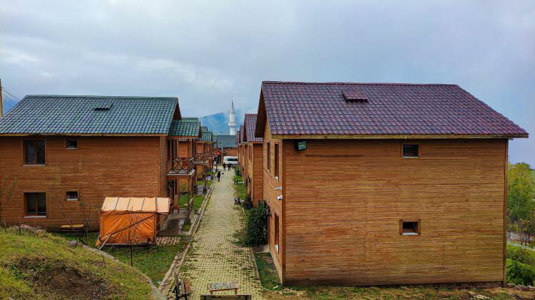<p>İstanbul, Ankara, Erzincan, Sinop gibi farklı illerden gelen huzur evi sakinleri, burada yaşamaktan büyük mutluluk duyduklarını dile getirdi.</p>
