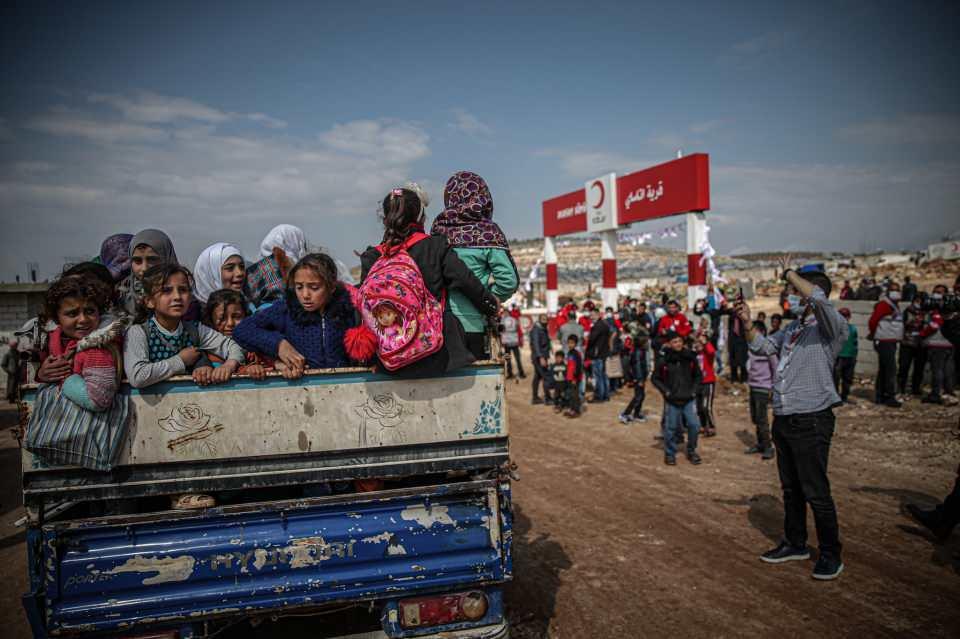 <p>Türk Kızılay, 2021 Nisan'da Suriye’nin İdlib ilinde inşasını tamamlanan briket evlere yerleştirilen aileler görülüyor. (Arşiv)</p>