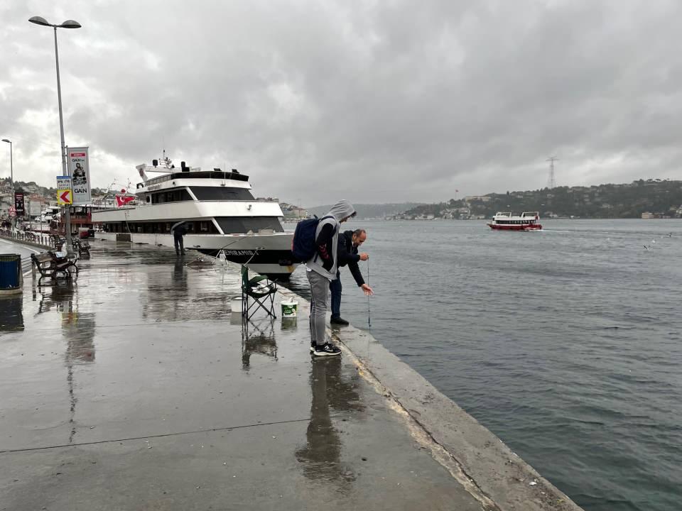 <p> Lüfer var, sarı kanat var. Dün sabah geldim, arabada uyudum gece. Bu bir hobi. Denizanaları engel oldu ama. Olmasaydı bir koli daha doldurabilirdik belki” şeklinde konuştu.</p>
