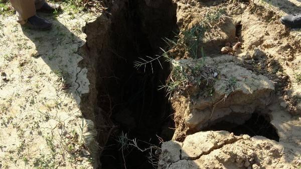 <p>'ESKİDEN BU KADAR DERİN DEĞİLDİ' </p>

<p> </p>

<p>Arazisinde çatlaklar oluşan İsmail Kavracı (65), "26 dönümlük arazimi 23 yıl önce aldım. Daha önce de arazimde benzer çatlaklar oluşsa da bu kadar derin değildi. Bu yıl, daha fazla çatlak oluşmaya başladı. Artık kuraklıktan mı kaynaklanıyor yoksa başka nedeni mi var, tam bilemiyoruz. 2 gün önce arazime geldiğimde durumu fark ettim. Hemen hemen arazinin yarısının çatlaklarla dolu olduğunu gördüm. Ne yapmamız gerektiğini de bilemiyorum. İnşallah, bir daha olmaz" dedi.</p>
