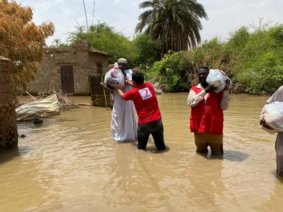 <p>Türk Kızılay, Sudan'daki Eylül 2020'de meydana gelen sel felaketinden en çok etkilenen bölgelerden Kalakle'de, yüzlerce aileye gıda kolisi dağıtmıştı. (Arşiv)</p>
