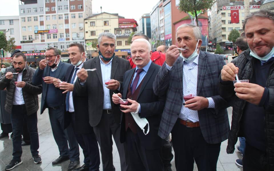 <p>Rize’de kokulu cinsi üzümden yapılan bir çeşit tatlı olan pepeçura için festival düzenlendi. Kent meydanında pişirilen 10 bin kase pepeçura 1 saatte tükendi.</p>
