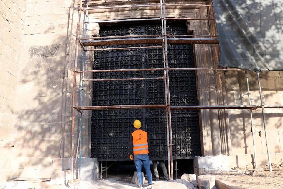 <p>Titizlikle sürdürülen işlemlerinin tamamlanmasıyla Mardinkapı, Dağkapı ve Yenikapı'dan sonra 838 yıllık Urfakapı da yerine takıldı.</p>

<p> </p>
