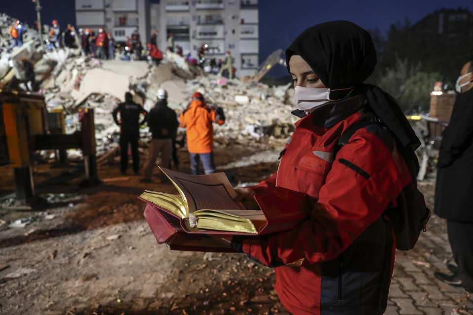 <p>Kızılay'ın arama kurtarma gönüllüsü Betül Dökenel, Ekim 2020'de meydana gelen İzmir depremi sonrasında enkazın içinde bulduğu Kuran-ı Kerimi enkazdan çıkararak polise teslim etmişti. (Arşiv)</p>
