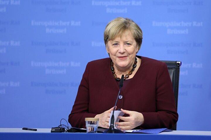 <p>Büyük zirvelerde ise, Merkel'in etrafı koyu takım elbiseli erkeklerle çevrili olacağı için daha renkli kıyafetler giymeyi tercih ediyor.</p>

<p> </p>
