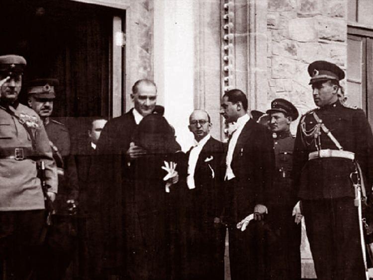 <p>24 Temmuz 1923'te Lozan Antlaşması imzalanarak yeni Türk devletinin bağımsızlığı kabul edildi.<br />
<br />
<strong>Fotoğraf: 29 Ekim 1933'de Mustafa Kemal Atatürk, 29 Ekim Cumhuriyet Bayramı Kutlamalarında. (Arşiv)</strong></p>
