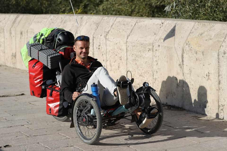 <p>Seyahati için gerekli tüm ekipmanları bisikletinde taşıdığını da anlatan Yves, "Bisikletimde gerekli tüm malzemeler var. Akşamları bazen çadırımda bazı zamanda otel ya da dinlenme tesislerinde konaklıyorum. Bisikletim benim için oldukça konforlu." diye konuştu.</p>

<p> </p>

