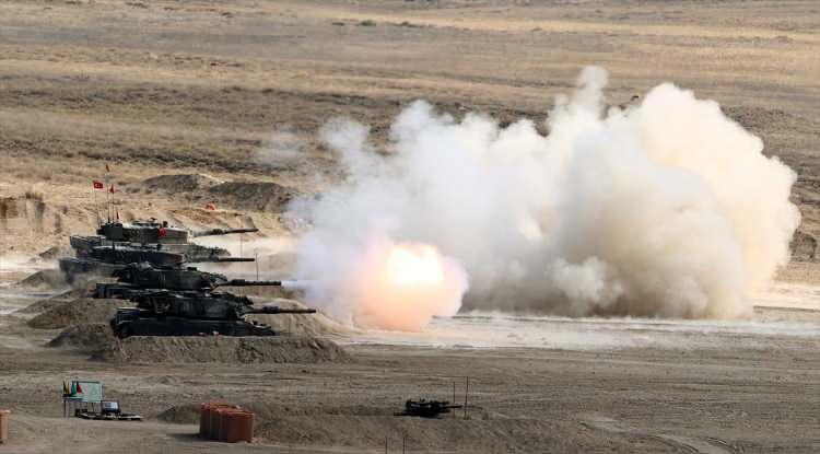 <p><strong> 5 kilometre mesafedeki hedefe "nokta atışı"</strong></p>

<p>Bu kapsamda, yerli imkanlarla üretilen orta menzilli tanksavar silah sistemi (OMTAS) de atışlarda kullanıldı. Yerli ve milli imkanlarla geliştirilen, zırhlı hedeflere karşı etkin silah sistemi OMTAS, Pars aracı üzerine monteli gerçekleştirdiği atışlarla hedefleri imha etti.</p>
