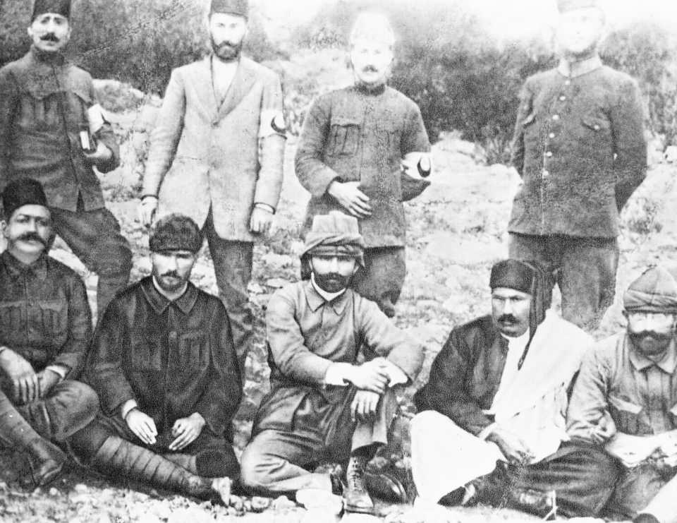 <p>Kurulduğu 11 Haziran 1868'den bu yana bağışçılardan aldığı destekle çalışmalarını sürdüren Türk Kızılay, dünyanın dört bir yanında insani yardım faaliyetleri yürütüyor.<br />
<br />
<em><strong>Fotoğraf: Derne Komutanı Mustafa Kemal Atatürk, 1912'de Kızılay Heyeti ile. (oturanlar soldan sağa) Dr. İbrahim Tali Öngören, Mustafa Kemal, Enver Bey, Yusuf Setvan ve Nuri Conker). (Arşiv)</strong></em></p>
