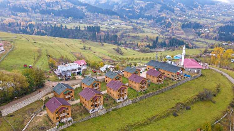 <p>İlçeye 5 km mesafede bin 500 rakımlı Yavuzköy köyünde bulunan huzurevi, masal diyarlarını andıran tabiatı, gölleri, ahşap mimarisi, milli parkları, tarihi eserleri, yaylaları ve yaban hayatıyla tam ortasında yer alıyor. </p>