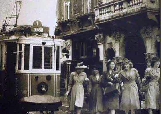 <p>İşte İstanbul'un yıllar önceki hali ve şaşırtan şimdiki halleri...<br />
<br />
80 sene önce Beyoğlu</p>
