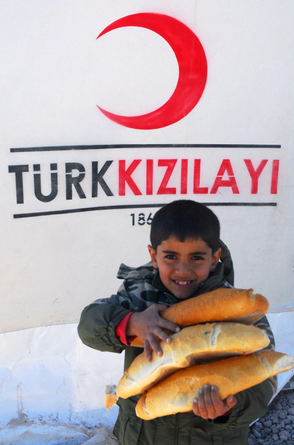 <p>Türk Kızılay, 2011 yılında Van'da meydana gelen deprem sonrası, ihtiyaç sahibi ailelere ekmek ve yemek dağıtımında bulunmuştu. (Arşiv)</p>