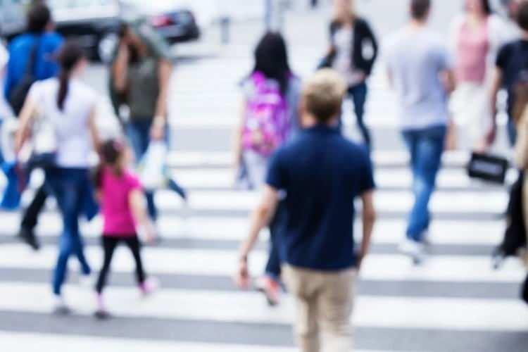<p>RSV virüsü; grip ve soğuk algınlığına benzer şikayetlere neden olurken, tedavisinde gecikildiğinde akciğerleri tehdit ediyor.</p>
<p>Tüm yaş gruplarında özellikle bebekler ve yaşlılarda yaşamı tehdit eden solunum yolu enfeksiyonlarına neden olan virüs, son yıllarda görülme sıklığındaki artışla dikkat çekiyor.</p>
<p>Çocukların tümü 2 yaşına kadar en az bir kez RSV ile hastalanıyor ve hayat boyu bu enfeksiyonun tekrarı sık olarak görülüyor. . Büyük çocuk ve erişkinlerde RSV genellikle üst solunum yolu enfeksiyonu; bebek ve küçük çocuklar ile prematüre doğanlarda, bağışıklık yetmezliği olanlarda ve yaşlılarda ciddi alt solunum yolu enfeksiyonları gelişebiliyor.</p>