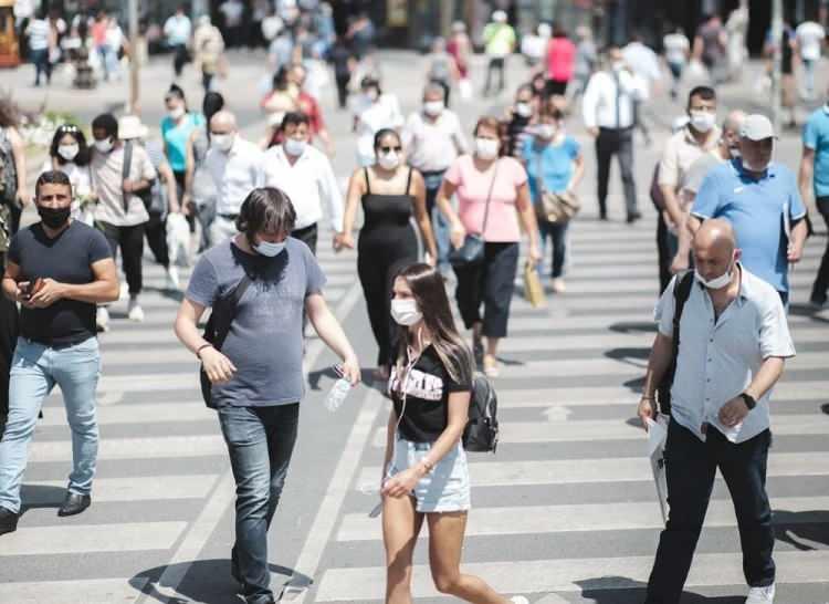 <p><strong>SÜPER GRİP NEDEN ŞİMDİ ORTAYA ÇIKTI?</strong></p>

<p>Prof. Dr. Eccles, aylarca süren karantinanın soğuk algınlığına neden olan virüslere karşı insanların bağışıklığını azalttığını açıkladı.</p>

<p>Eccles,  “Normalde günlük veya haftalık olarak bu virüslere maruz kalıyoruz. Ama şimdi bir yıldır antrenman yapmayan kondisyonsuz sporcular gibiyiz. Aniden bu virüse yakalandık ve bağışıklık sistemimiz buna aşırı tepki veriyor. Bu, nedenle birçok insan normal soğuk algınlığından daha şiddetli semptomlar yaşıyor” diye konuştu.</p>
