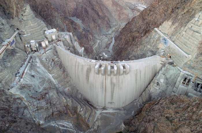 <p>Türkiye sınırları içerisinde 410 kilometrelik uzunluğa sahip Artvin'deki Çoruh Nehri üzerinde, 26 Şubat 2013 tarihinde, dönemin Başbakanı, Cumhurbaşkanı Recep Tayyip Erdoğan tarafından telekonferans bağlantısıyla temeli atılan Yusufeli Barajı ve hidroelektrik santralinin inşaatı tamamlandı. </p>
