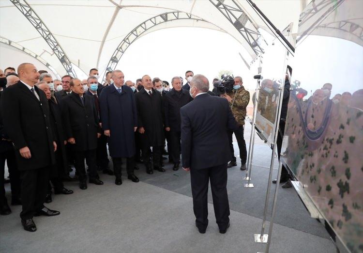 <p>Türkiye Cumhurbaşkanı Recep Tayyip Erdoğan ile Azerbaycan Cumhurbaşkanı İlham Aliyev, Ahmetbeyli-Fuzuli-Şuşa ve Ahmetbeyli-Horadiz-Mincivan-Ağbend kara yolu inşaatı temel atma törenine katıldı.</p>

<p> </p>
