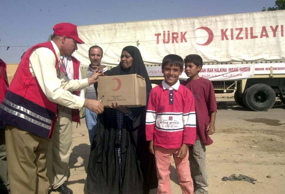 <p>2003 yılında Irak'ın başkenti Bağdat'ta Kızılay, yardım kolisi dağıtmıştı. (Arşiv)</p>