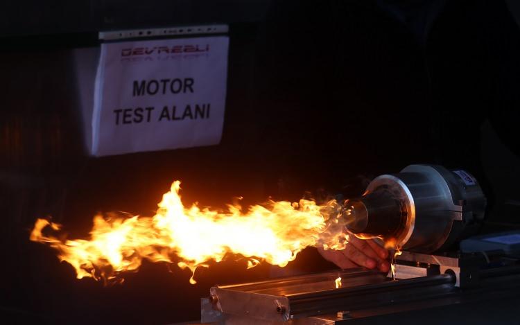 <p>Pehlivanoğlu, motorların yerlilik oranının yüzde 80-85 seviyesinde olduğuna işaret ederek, seri imalata kadar bu oranı yüzde 90-95 seviyesine çıkarmayı hedeflediklerini, malzeme konusunda da çalışmalarının bulunduğunu belirtti.</p>