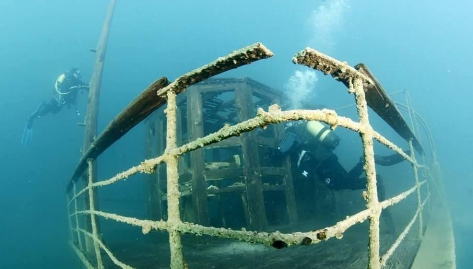 <p>Türkiye’nin tek su altı fotoğrafçılık derneği olan Su Altı Fotoğrafçılar ve Filmciler Derneği üyeleri, 4 gün boyunca Van Gölü’ne dalarak başta mikrobiyalitler olmak üzere Rus batığını görüntüledi.</p>

<p> </p>
