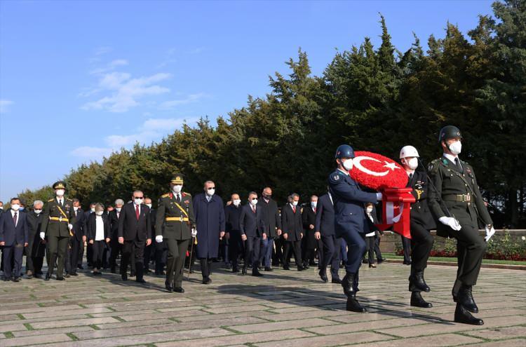 <p>Türkiye Cumhurbaşkanı Recep Tayyip Erdoğan, başkanlığındaki devlet erkanı, 29 Ekim Cumhuriyet Bayramı dolayısıyla Anıtkabir'i ziyaret etti. </p>
