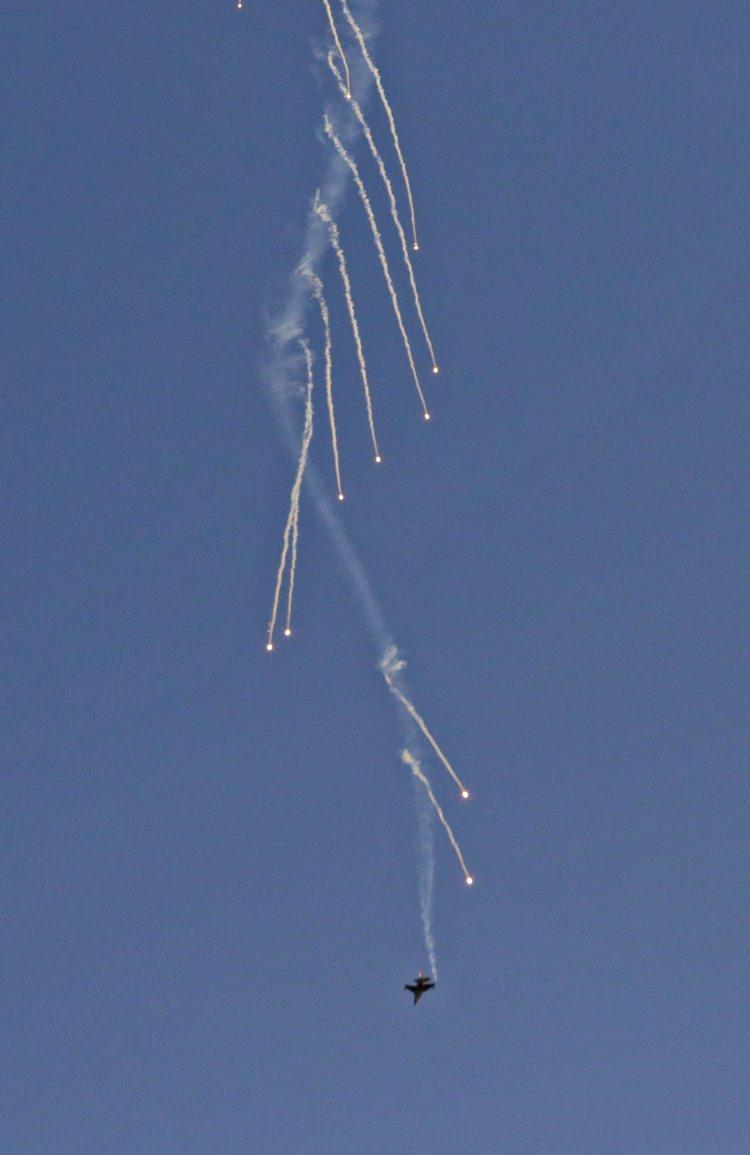 <p> Akrobasi timi, F-16 uçağıyla yaklaşık 20 dakika nefes kesen gösteri uçuşu gerçekleştirdi.</p>