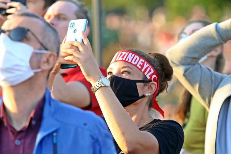 <p>Bazı vatandaşlar, F-16 uçağıyla yapılan akrobasi hareketlerini cep telefonlarıyla kaydetti.</p>