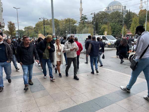 <p>&nbsp;Ancak durakta taksi bulamadı. Samy Naceri yaklaşık 20 dakika taksi bekledi. Naceri beklerken hayranları ile bol bol fotoğraf &ccedil;ektirdi. Fransız akt&ouml;r bindiği taksinin direksiyonuna da ge&ccedil;ti, İstanbul sokaklarında taksi kullandı.&nbsp;</p>
