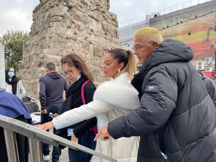 <p>" T&Uuml;RKİYE'DE OLMAK MUAZZAMDI"<br />
<br />
60 yaşındaki Fransız oyuncu Samy Naceri "T&uuml;rkiye'ye 15 g&uuml;n &ouml;nce de tatil i&ccedil;in gelmiştim. Bug&uuml;n bir davet &uuml;zerine İstanbul'a geldim. Bana tarihi yerleri gezdirdiler.</p>
