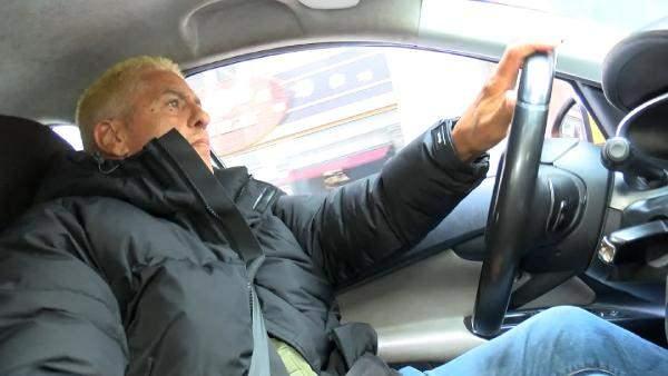 <p>T&uuml;rkler beni sokakta g&ouml;rd&uuml;ğ&uuml;nde beni tanıyor ama gelip konuşmak i&ccedil;in utanıyorlar, ben de &ouml;yle olduğunu anlayınca selam veriyorum. Onlar da gelip benimle konuşuyor. B&ouml;yle b&uuml;y&uuml;k muazzam bir şehirde, turistlerin &ccedil;ok&ccedil;a ziyaret ettiği bir şehirde taksi sorunu olması &ccedil;ok &uuml;z&uuml;c&uuml;" dedi.</p>
