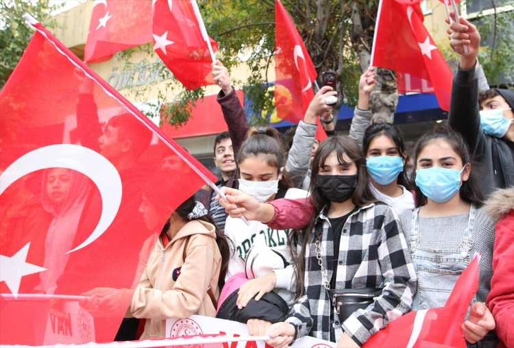 <p>Van, Bitlis, Muş ve Hakkari'de 29 Ekim Cumhuriyet Bayramı dolayısıyla törenler düzenlendi. Van'da Cumhuriyet Caddesi'nde düzenlenen program, saygı duruşunda bulunulması ve İstiklal Marşı'nın okunmasıyla başladı. Programda çeşitli gösteriler yapıldı.</p>
<p> </p>
